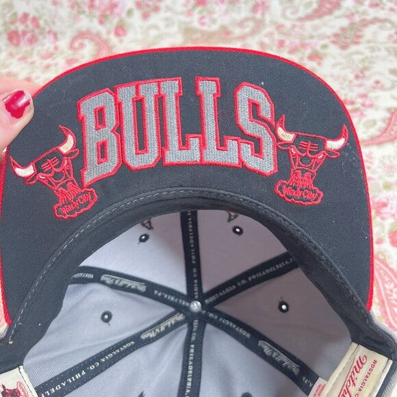 Vintage Chicago Bulls Mitchell & Ness Snapback Cap Grey and Red Baseball Hat - Picture 7 of 10